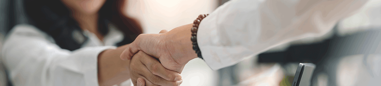 image d'une main travail de bureau pour symboliser l'emploi dans le th&egrave;me emploi, infos Carif-Oref Provence - Alpes - C&ocirc;te d'Azur