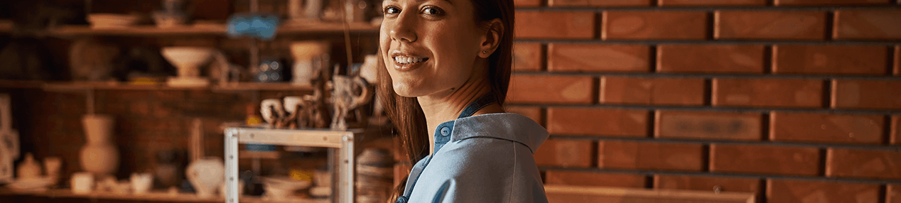 image d'une main travail de bureau pour symboliser l'emploi dans le thème emploi, infos Carif-Oref Provence - Alpes - Côte d'Azur